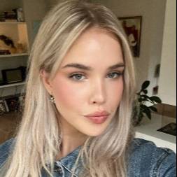 JÚLÍA MAGNÚSDÓTTIR